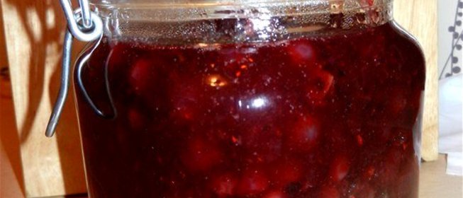 Пряный клюквенный соус со сливами и чили