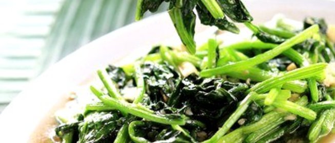 Горчичная зелень с луком