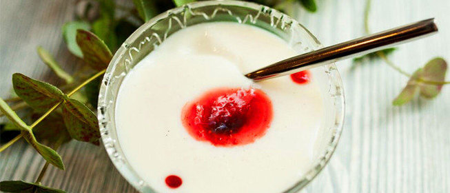 Панакота из мацони с вареньем из ягод