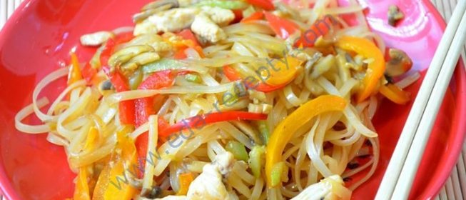 Рисовая лапша с курицей и овощами