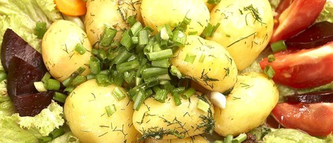 Молодой картофель с зеленым луком