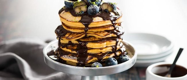 Пирожное из блинчиков с черникой и шоколадом