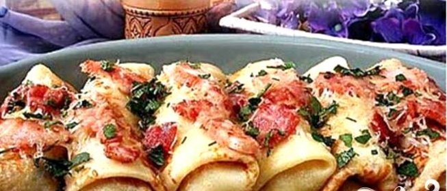 Фаршированные блины, запеченные с ветчиной и сыром