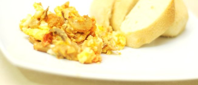 Омлет с шампиньонами и помидорами