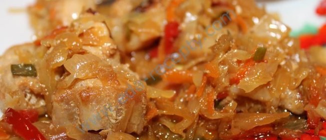 Бигус из свежей капусты с мясом и колбасой