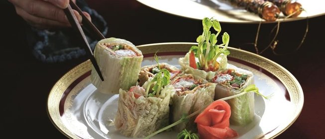 Крабы в омлете и китайской капусте