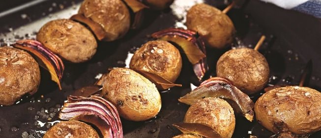 Молодой картофель на шпажках