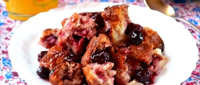 Хлебная запеканка с вишнями и корицей