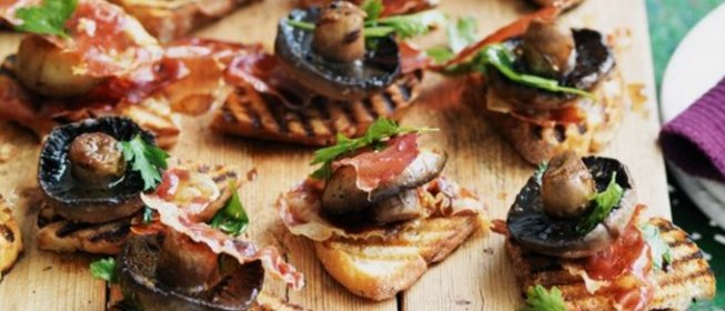 Брускетта с грибами и ветчиной