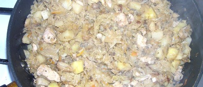 Картошка, тушеная с квашеной капустой и курицей