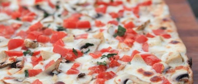 Пицца с курицей и грибами