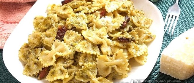 Фарфалле с соусом песто и беконом