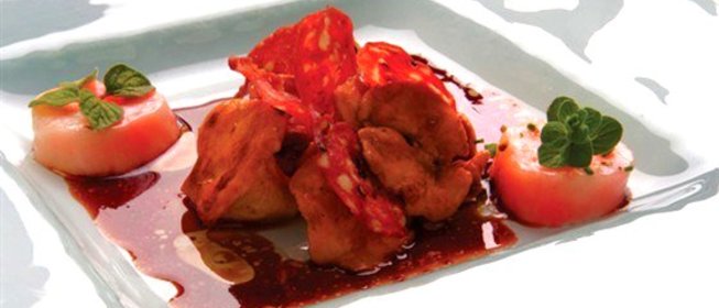 Лисички с хрустящей салями в соусе из красного вина с тмином и кориандром