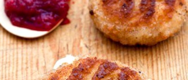 Жареный камамбер с клюквенным соусом