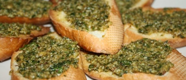 Острый песто с козьим сыром и кинзой
