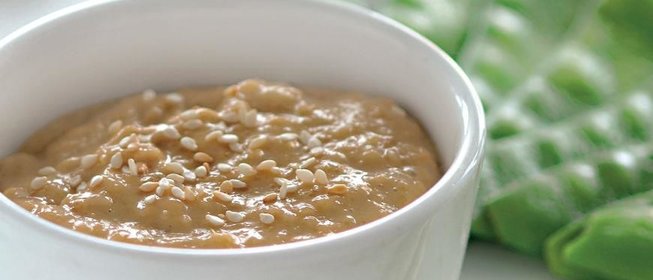 Спаржа и зеленый горошек с кунжутным соусом