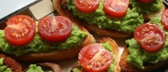 Кростини с песто из горошка