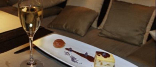 Каштановый мусс на каштановом печенье с фондутой из шоколада, Marrons glacees и засахаренными фиалками