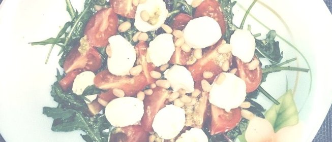 Капрезе с рукколой, песто и кедровыми орешками
