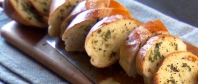 Закусочный багет с сыром и зеленью