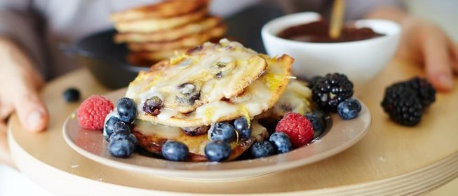 Оладьи с ягодами под сахарной глазурью