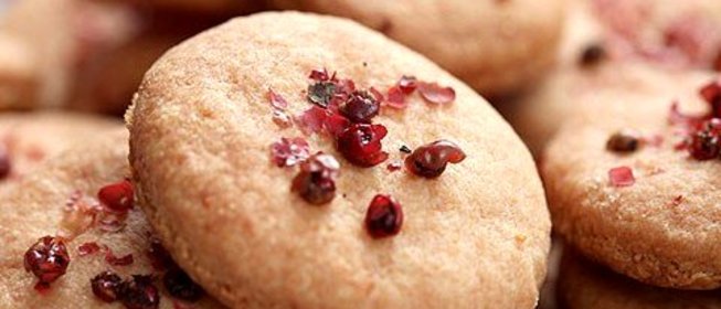 Сырное печенье с розовым перцем