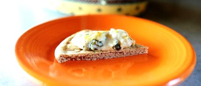 Сырный соус с артишоками и шпинатом