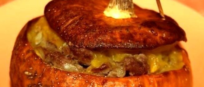 Тыква, фаршированная мясом и картофелем