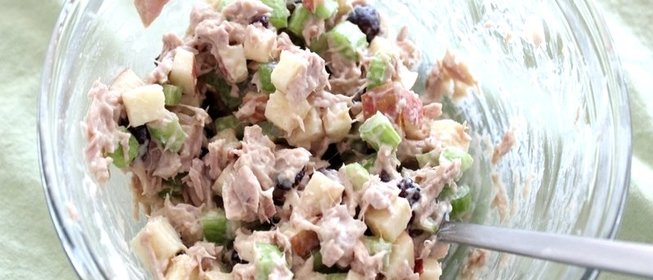 Салат с тунцом и яблоком