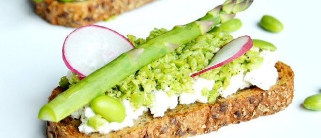 Брускетта с рикоттой и спаржей