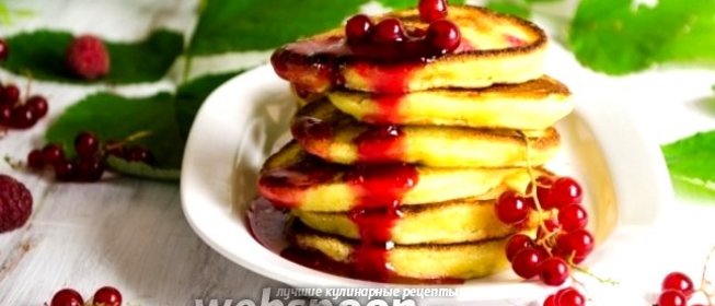 Манные оладьи с ягодами смородины