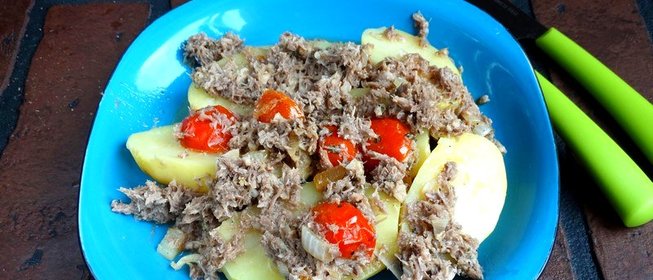 Молодой картофель с мясной подливой