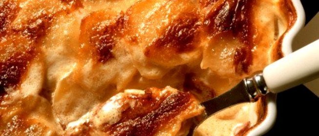 Картофельная запеканка с беконом и луком