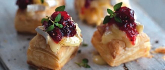 Канапе с клюквой и камамбером