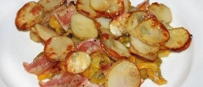 Молодой картофель запечённый с овощами и беконом