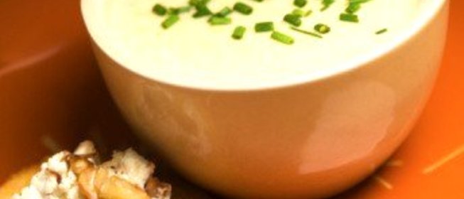 Суп из брокколи и кростини с сыром бри