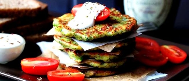 Оладьи с брокколи и пармезаном