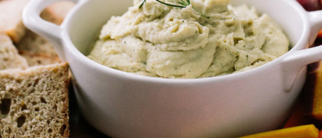 Соус из белой фасоли с чесноком и розмарином