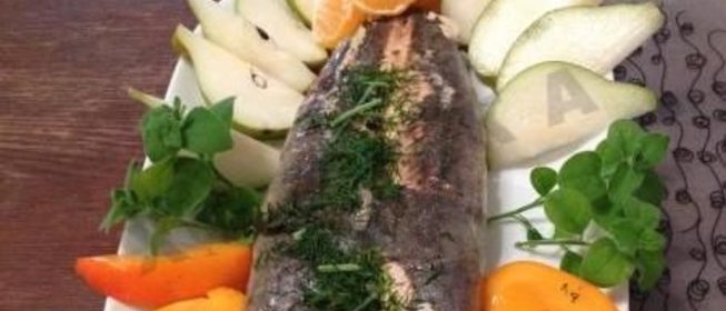 Рулет из горбуши фаршированный омлетом грибами и луком