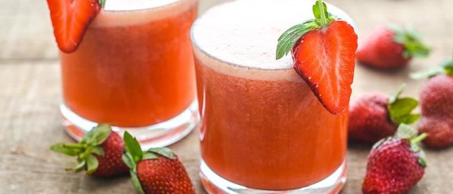 Холодный чай с клубникой