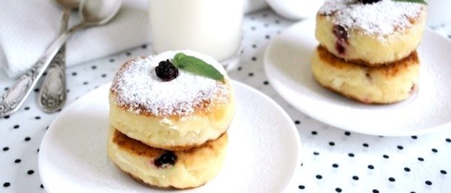 Сырники с манкой и вяленой вишней