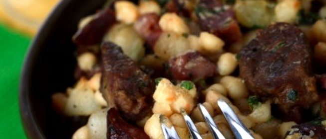 Рагу из баранины с курагой, черной смородиной и картофелем