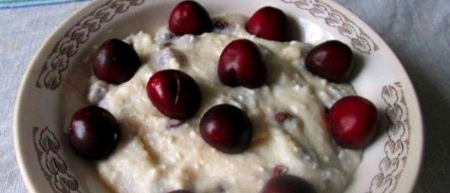 Манная каша с изюмом