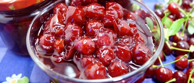 Вишневое варенье с косточками