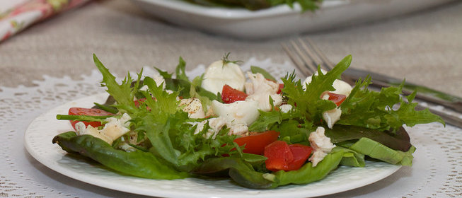 Салат с курицей и овощами