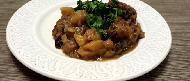 Рагу из картофеля, репы, чернослива и свиной лопатки