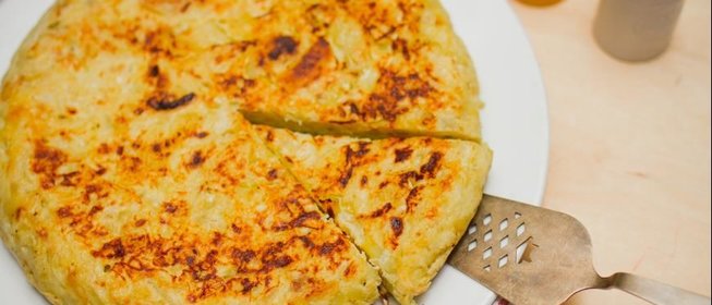 Тортилья де пататас испанский картофельно-луковый омлет