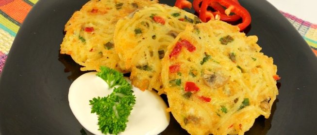 Оладьи из спагетти с грибами, зеленью и сыром