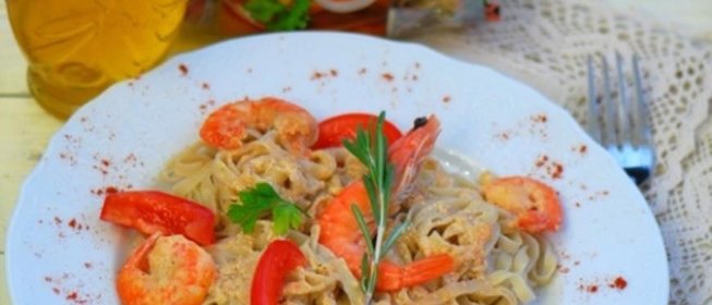 Гречневая лапша с креветками и сливочным соусом