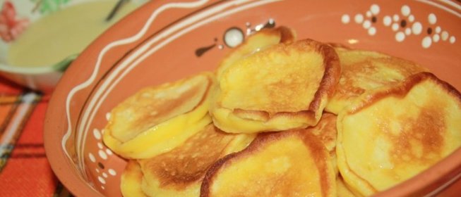 Солнечные оладьи на питьевом йогурте с кусочками фруктов